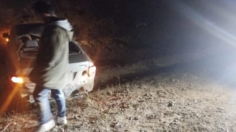 Dos jóvenes resultaron heridos tras despistar en el camino Roque González