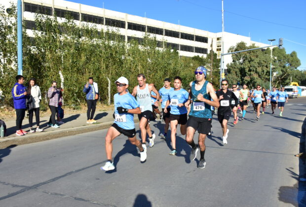 Licanqueo y Calderero, ganadores de la 8va Corrida Universitaria