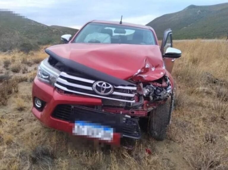 Una camioneta y un auto protagonizaron un fuerte choque en Ruta 3