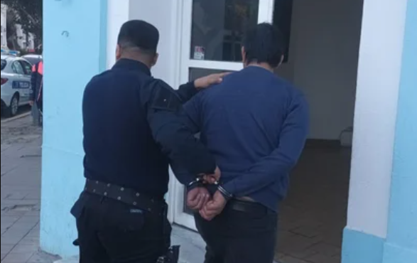 Lo encontraron robando, se escapó y lo atrapó la policía
