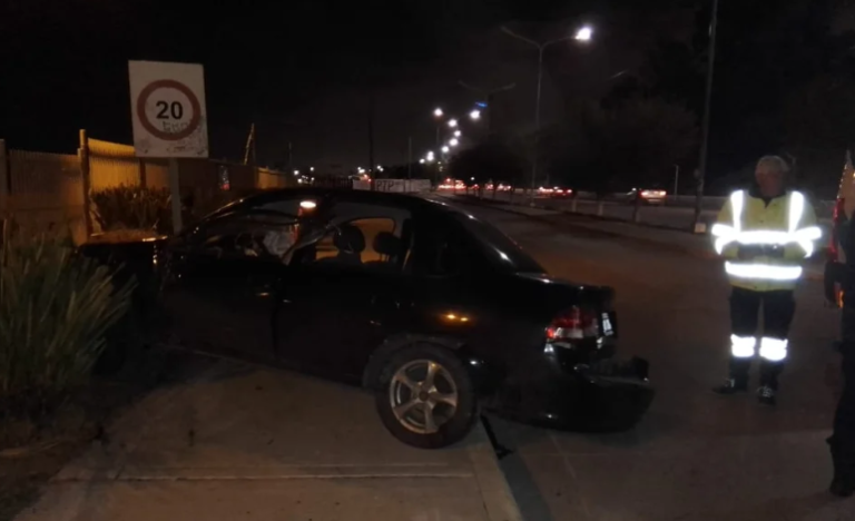 Corría una picada, despistó y terminó contra el portón de un supermercado