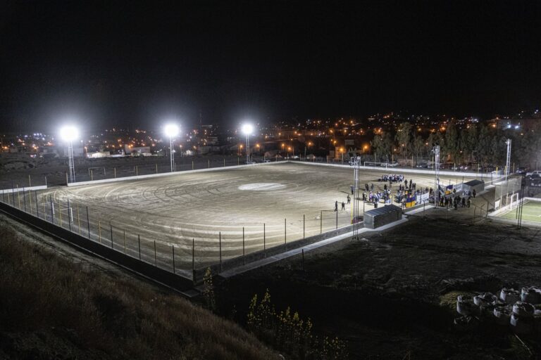 Inauguraron la luminaria y firmaron el convenio para colocar el césped sintético en el club Talleres Juniors