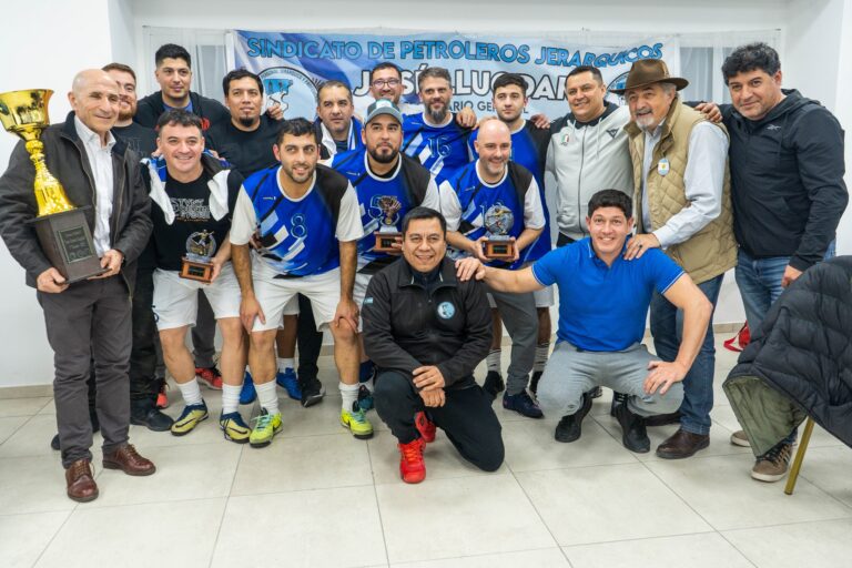 Llugdar entregó la copa a Superior como campeón del Torneo de Fútbol de Petroleros Jerárquicos en Chubut