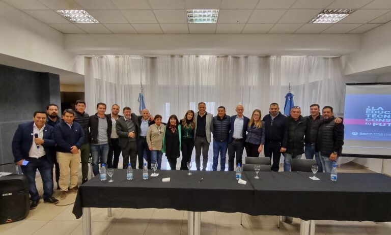 Llugdar presentó la Escuela Técnica Austral en Caleta Olivia
