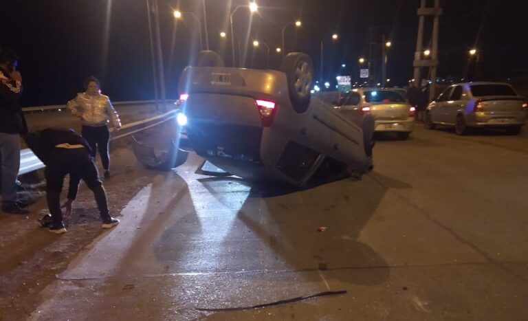 Fuerte vuelco en el ingreso al barrio de KM5