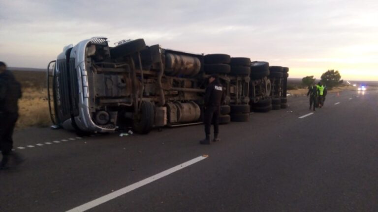 Volcó un camión en la doble trocha Madryn-Trelew