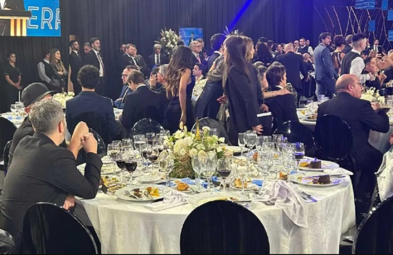 Jey Mammon fue a los Martín Fierro y sus excompañeros lo dejaron solo en la mesa