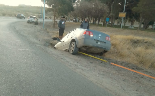 Un conductor despistó en la rotonda de la Plaza del Viento