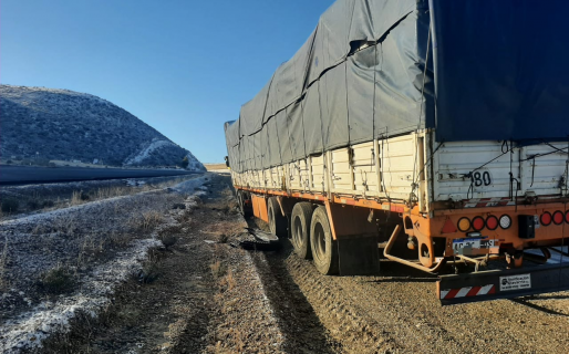 Un camión quedó encajado en la banquina después de evitar un accidente cerca de Rada Tilly