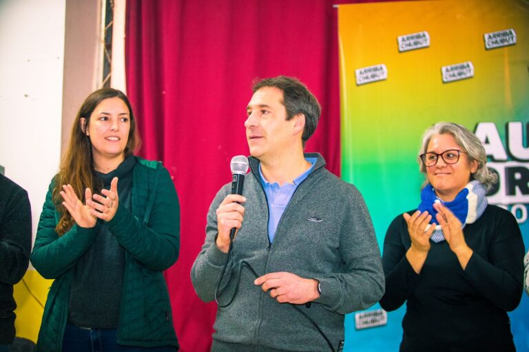 Juan Pablo Luque recibió el apoyo de los vecinos de Dolavon y Rawson en dos encuentros multitudinarios