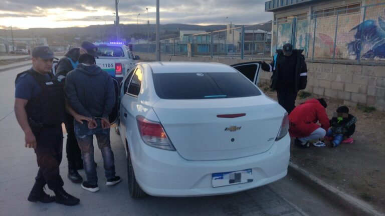 Fue a la casa de su expareja, entró por la fuerza y se llevó a su hijo menor de edad