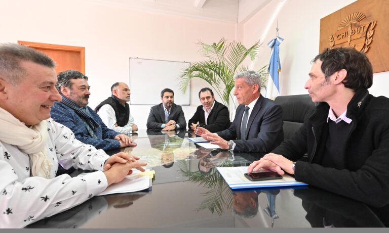 Arcioni se reunió con las autoridades del Banco del Chubut y de la Asociación Bancaria 