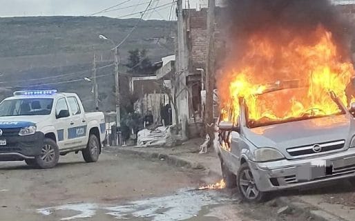 Se incendió un vehículo en el barrio Máximo Abásolo