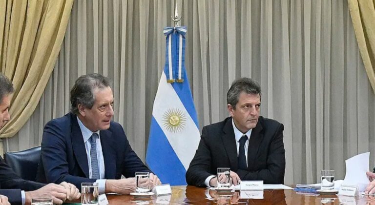 Tras el triunfo de Milei en las PASO, el Banco Central llevó el tipo de cambio oficial a $365,50