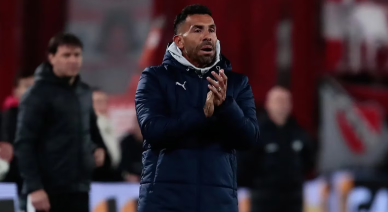 Carlos Tevez debutó en Independiente con un triunfo sobre la hora: venció 2-1 a Vélez con un polémico penal