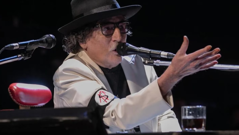 Charly García recibió el alta médica y compartió fotos desde su casa: “Gracias a todos por preocuparse”