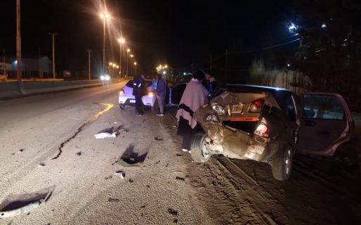 Dos jóvenes corrían picadas en la ruta y chocaron a un remis