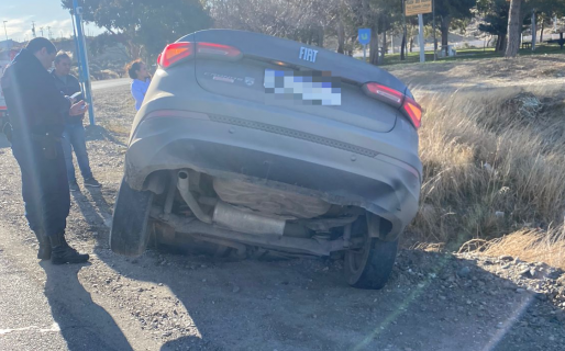 Un vehículo terminó enterrado en un pozo a un costado de la Plaza del Viento