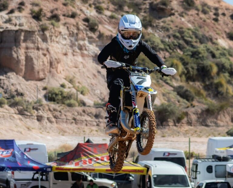 Santino Valdebenito en lo más alto del podio del Campeonato MX Patagonia Zona Norte