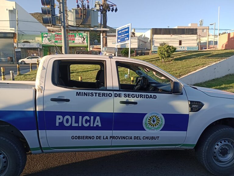 Dañó el vidrio de un patrullero y se refugió en un local comercial