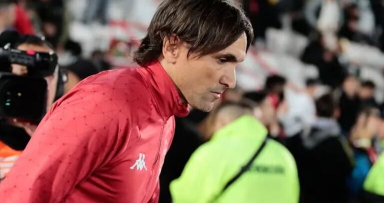 Diego Martínez llegó a la Argentina con el objetivo de resolver el obstáculo que le impide ser el DT de Boca