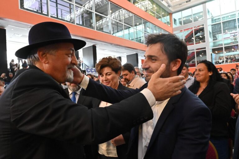 Torres presente en la asunción de Othar Macharashvil: “Es muy importante la relación con todos los intendentes, vamos a acompañar a Comodoro y a cada uno de los municipios”