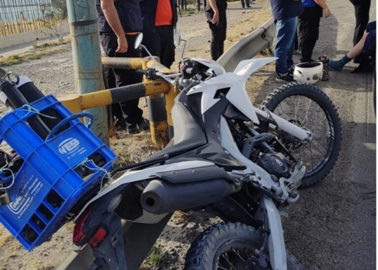 Se despistó y cayó por pisar manchas de combustibles