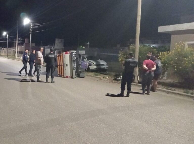 Se estrelló contra un poste, volcó y chocó otro auto