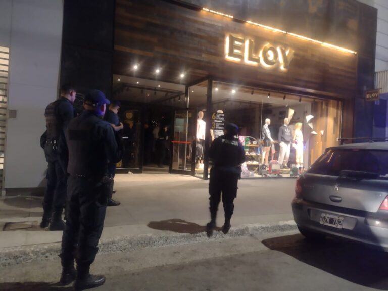 Dos sujetos entraron a robar en una tienda céntrica
