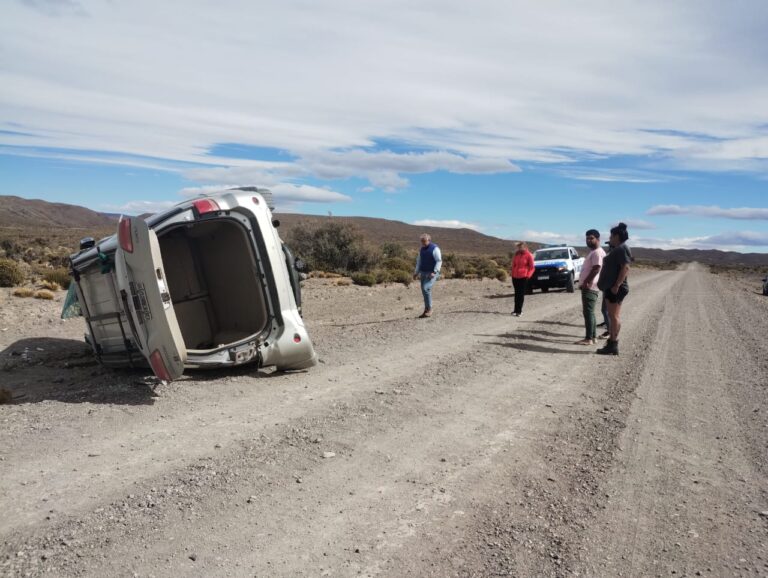 Volcaron en la Ruta 63 y salieron ilesos