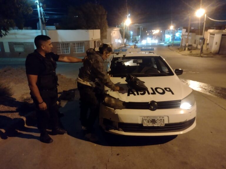 Rompió el vidrio de un auto por una cartera