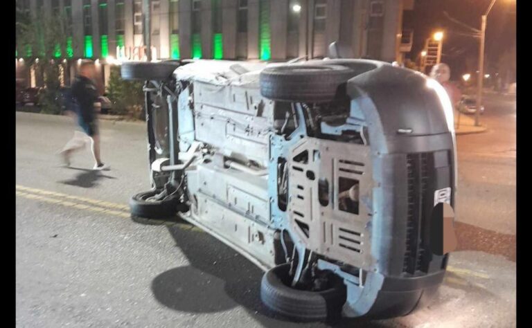 Choque y vuelco frente al Liceo Militar