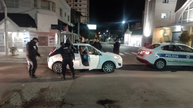 Dormía en el auto, estaba borracho y terminó detenido
