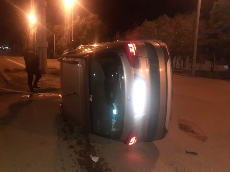 Manejaba en estado de ebriedad, volcó frente al Aeroclub y salió ileso