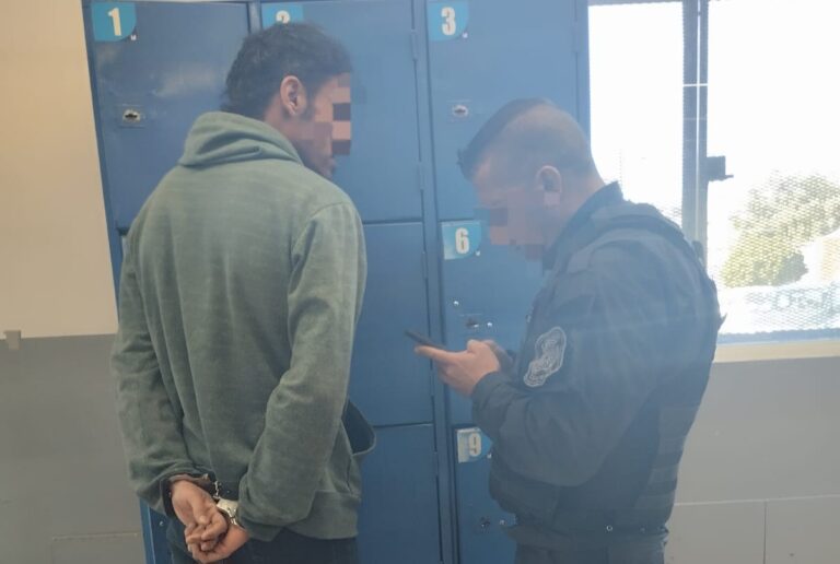 Quiso robar una botella de whisky en un supermercado y fue detenido