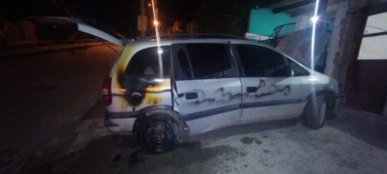 Dos vehículos incendiados en la intersección de Sarmiento y Los Manzanos