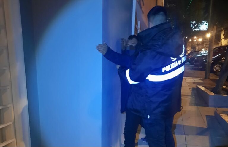 Rompió el vidrio de un auto para llevarse un criquet y balizas