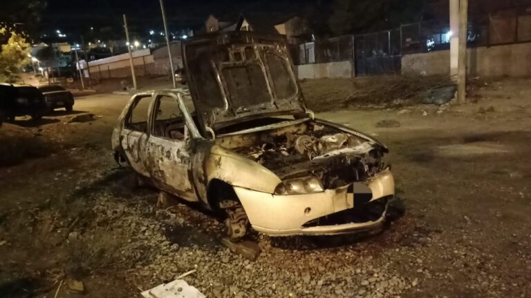 Bomberos debieron sofocar el incendio de un vehículo