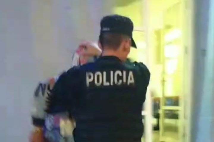 Estaba borracho, golpeaba vidrieras en el Centro y fue detenido
