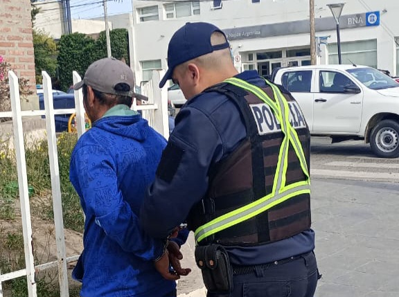 Tenia pedido de captura vigente y lo atraparon en la Avenida Roca