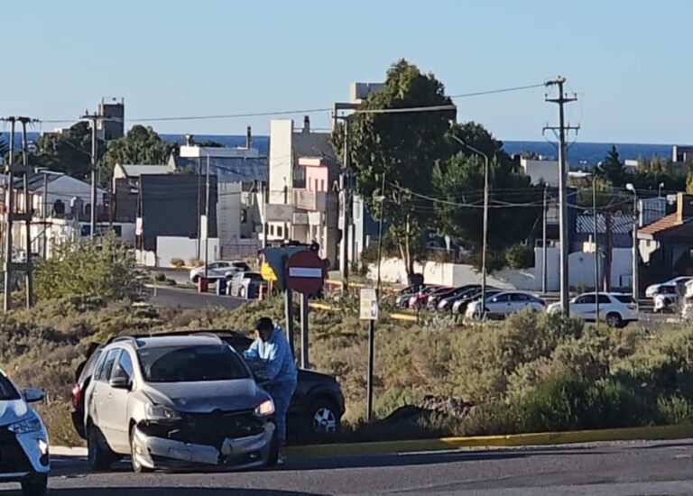 Fuerte accidente en el ingreso a Rada Tilly