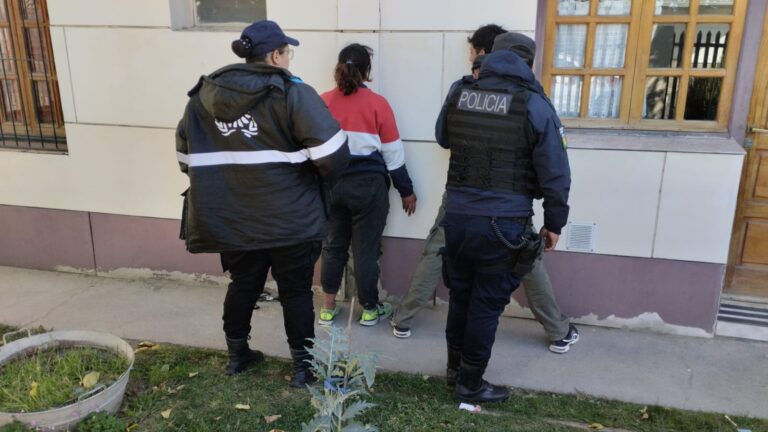 Entraron a robar a una casa y la policía los atrapó