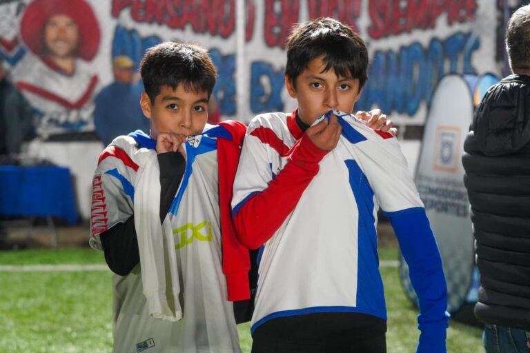 Inauguraron la cancha de césped sintético del histórico club Argentinos Diadema