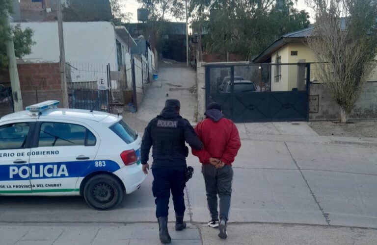 Caminaba por el barrio Quirno Costa y tenía pedido de captura
