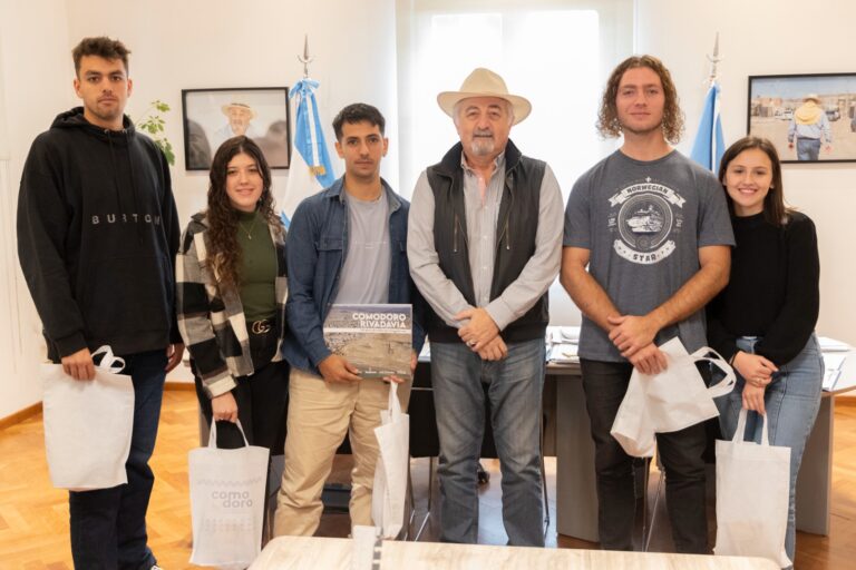 El intendente recibió a estudiantes de la Universidad de Mar del Plata que presentarán un proyecto tesis sobre la ciudad