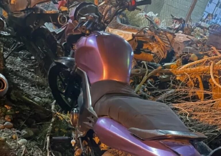 Circulaba en una moto sin papeles y se resistió a entregarla