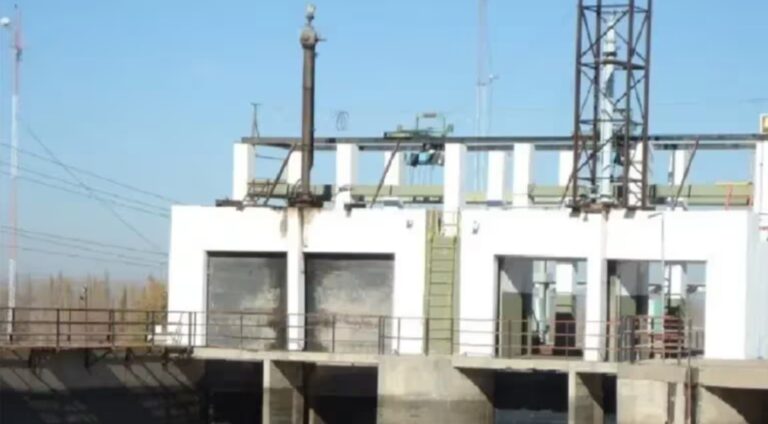 Encontraron un cuerpo flotando en una represa hidroeléctrica de Río Negro