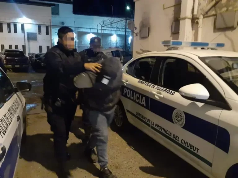 Le rompió el auto a un taxista con un matafuegos