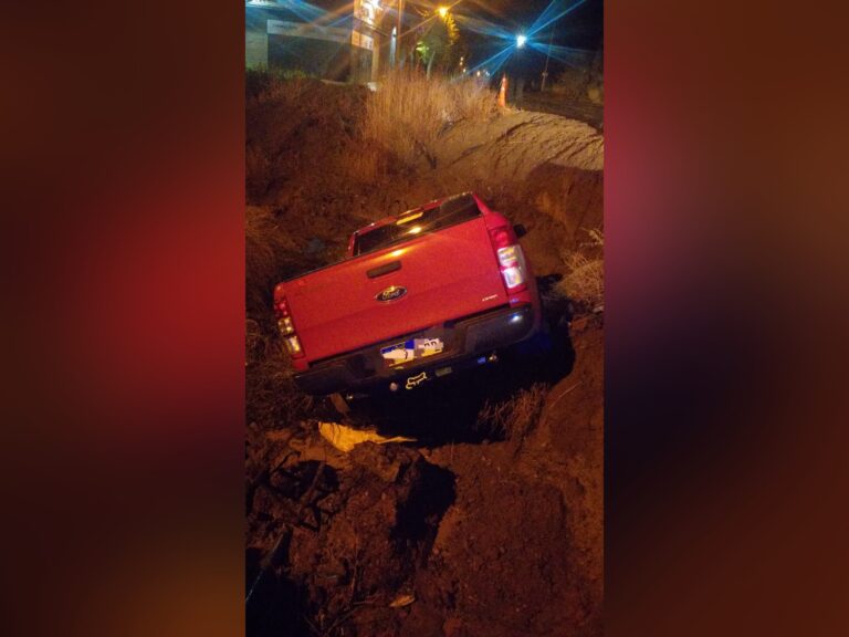 Conducía una camioneta y cayó en un desagüe