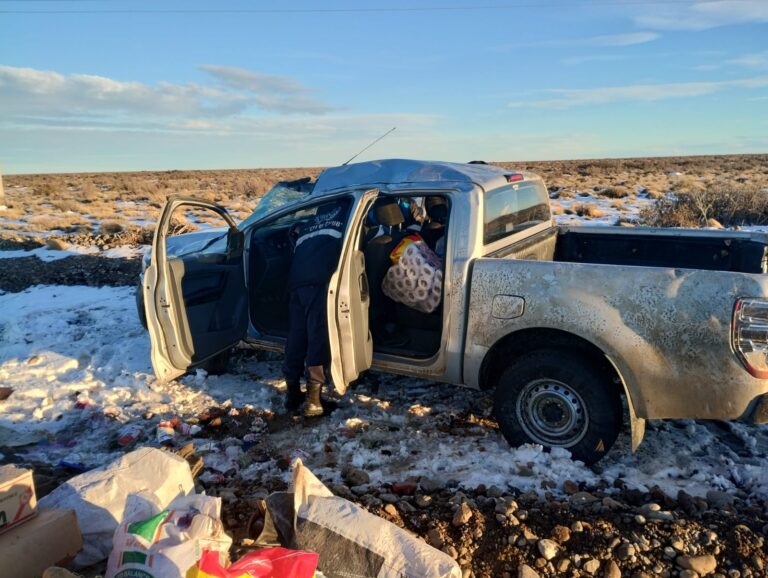 Perdió el control de la camioneta y volcó